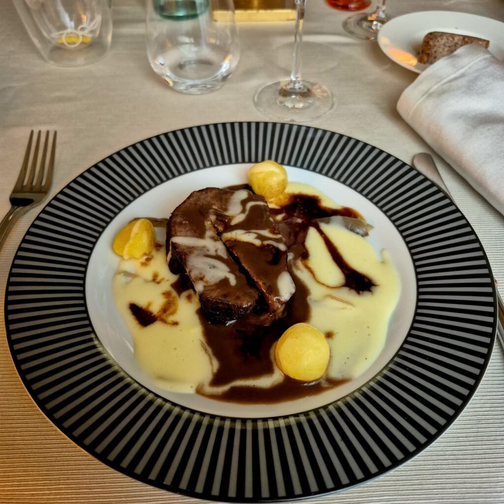 Cappello del prete fondente con scalogno servito da Villa Terzaghi