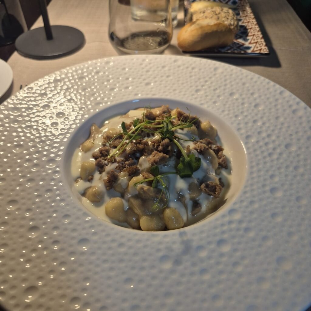 Gnocchetti freschi di patate con funghi porcini, luganega e fonduta di Castelmagno al Diciottoventi Novate Milanese