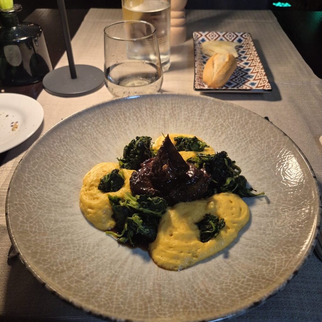 Reale di manzo cotto a bassa temperatura con crema di patate dolci e cima di rapa al Diciottoventi Novate Milanese