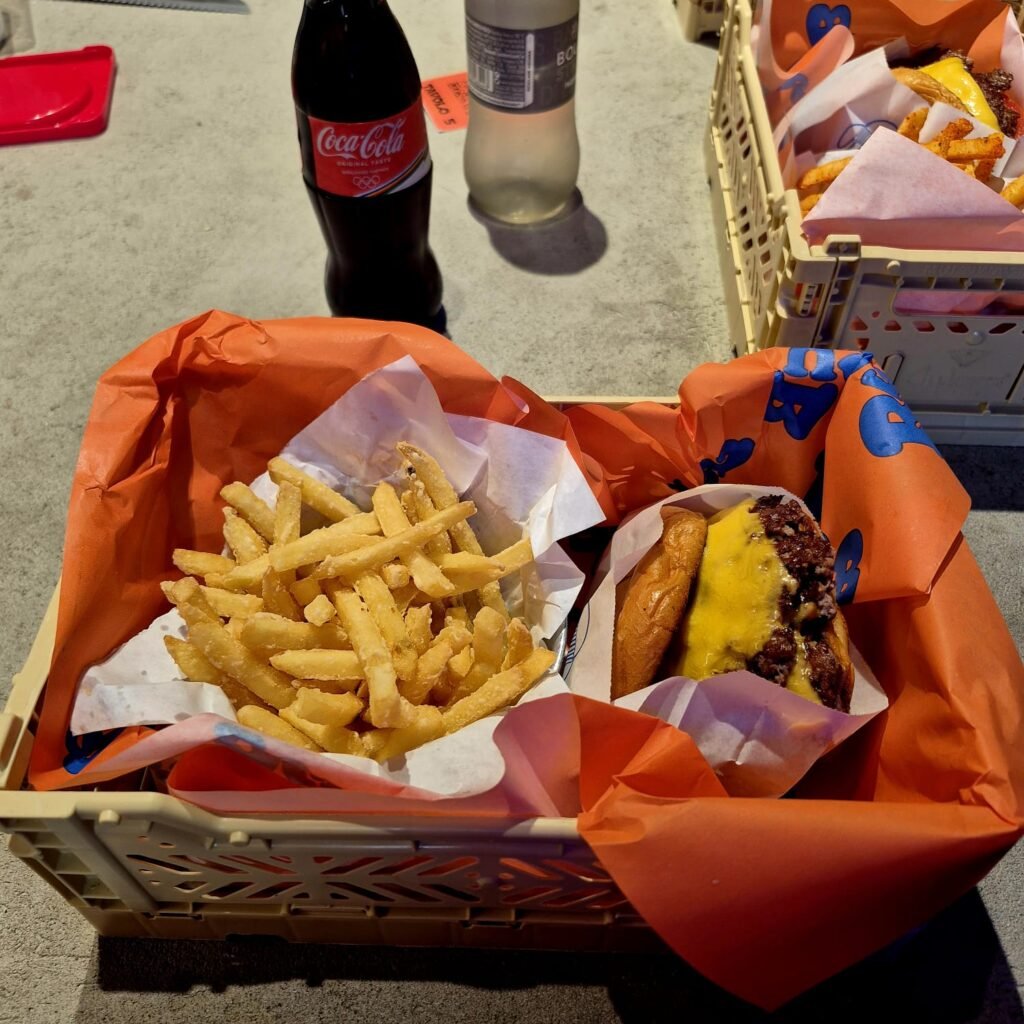 smash burger Regrub Milano doppio cheeseburger con cheddar e salsa speciale