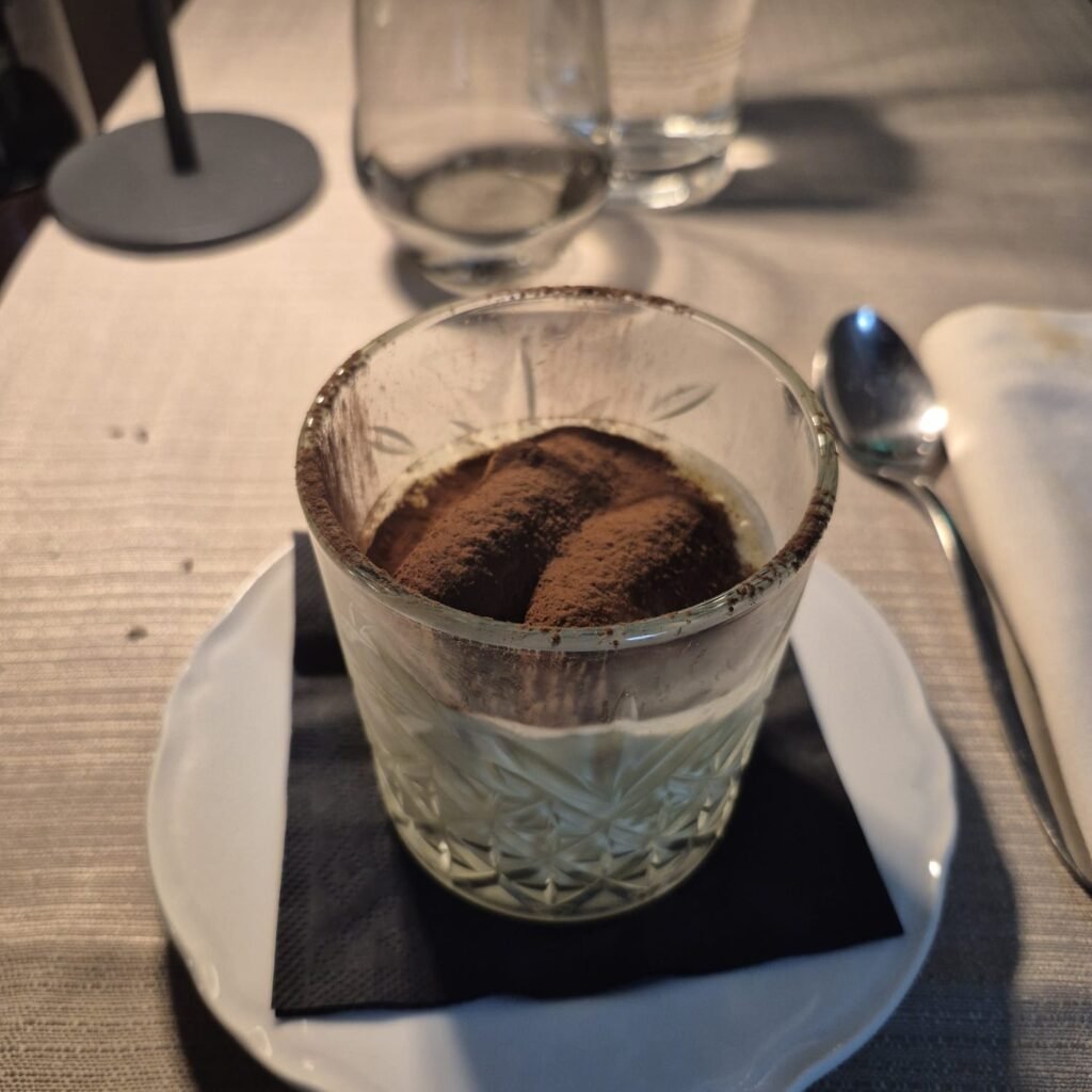 Tiramisù con cacao amaro e chicchi di caffè al Diciottoventi Novate Milanese