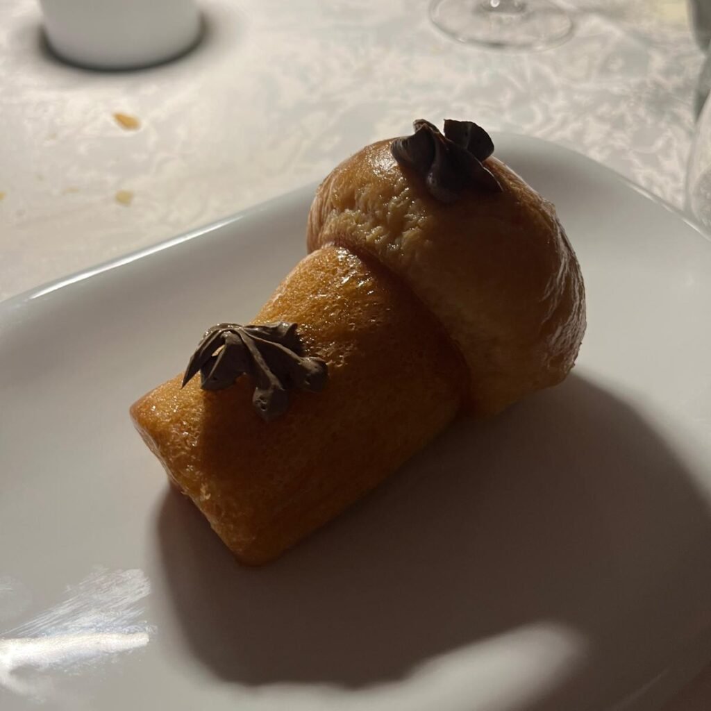 babà napoletano Be Italian Seregno con crema chantilly al cioccolato e rum