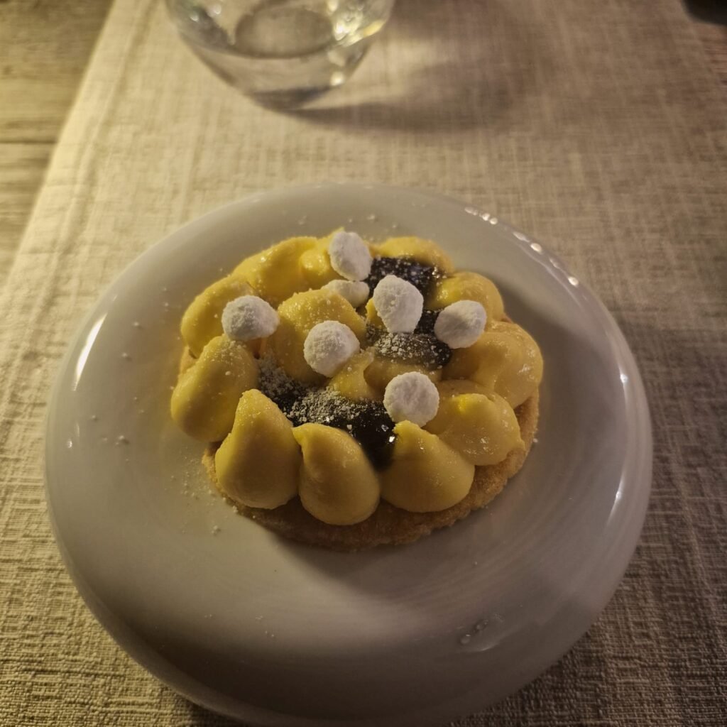 tartelletta con crema cioccolato bianco e gelè alla viola Le Papè Bistrot Milano