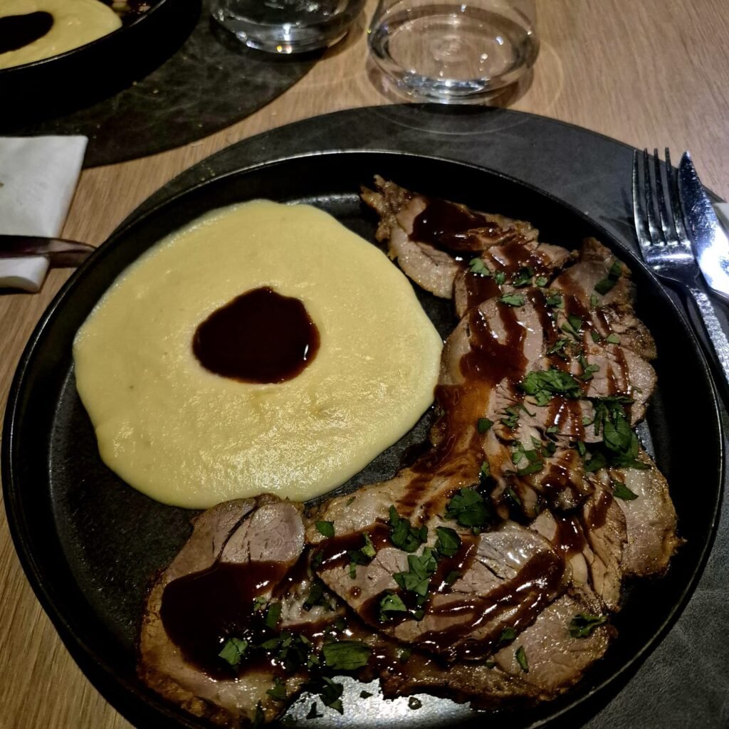 brisket di manzo affumicato Carniforo Milano con salsa al porto puè