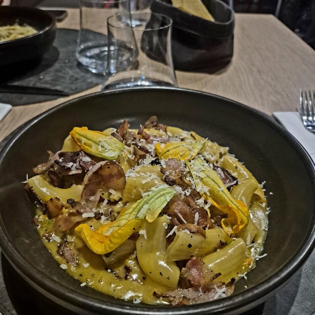 carbonara con fiori di zucca Carniforo Milano con guanciale di suino nero