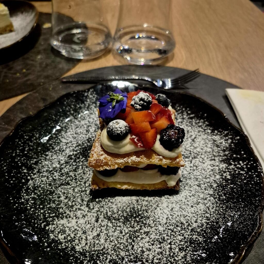 millefoglie con yogurt greco e frutta di stagione Carniforo MIlano