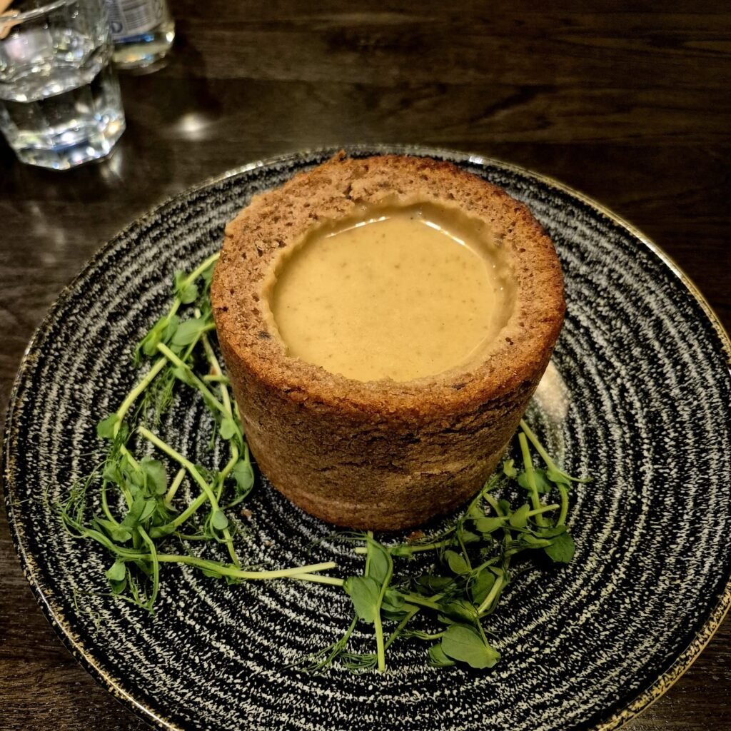 zuppa di funghi nel pane da Etno Dvaras Vilnius cucina lituana