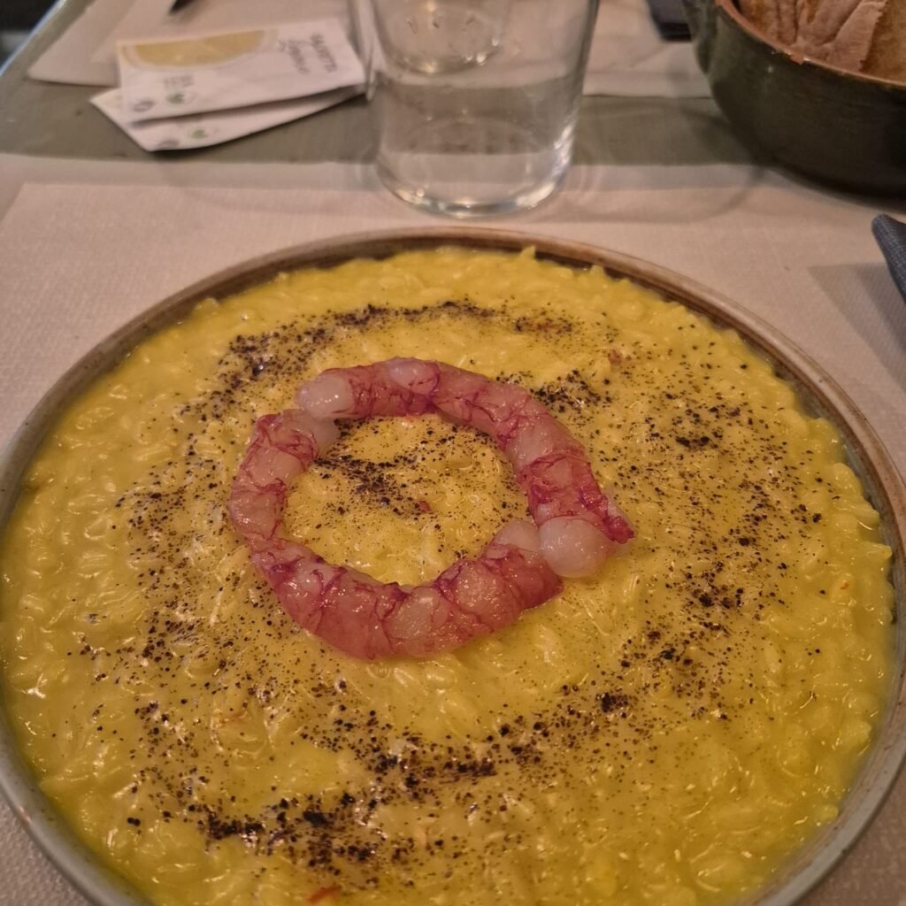 risotto tabù con gamberi rossi di Mazara del Vallo e liquirizia da El Pecà Milano