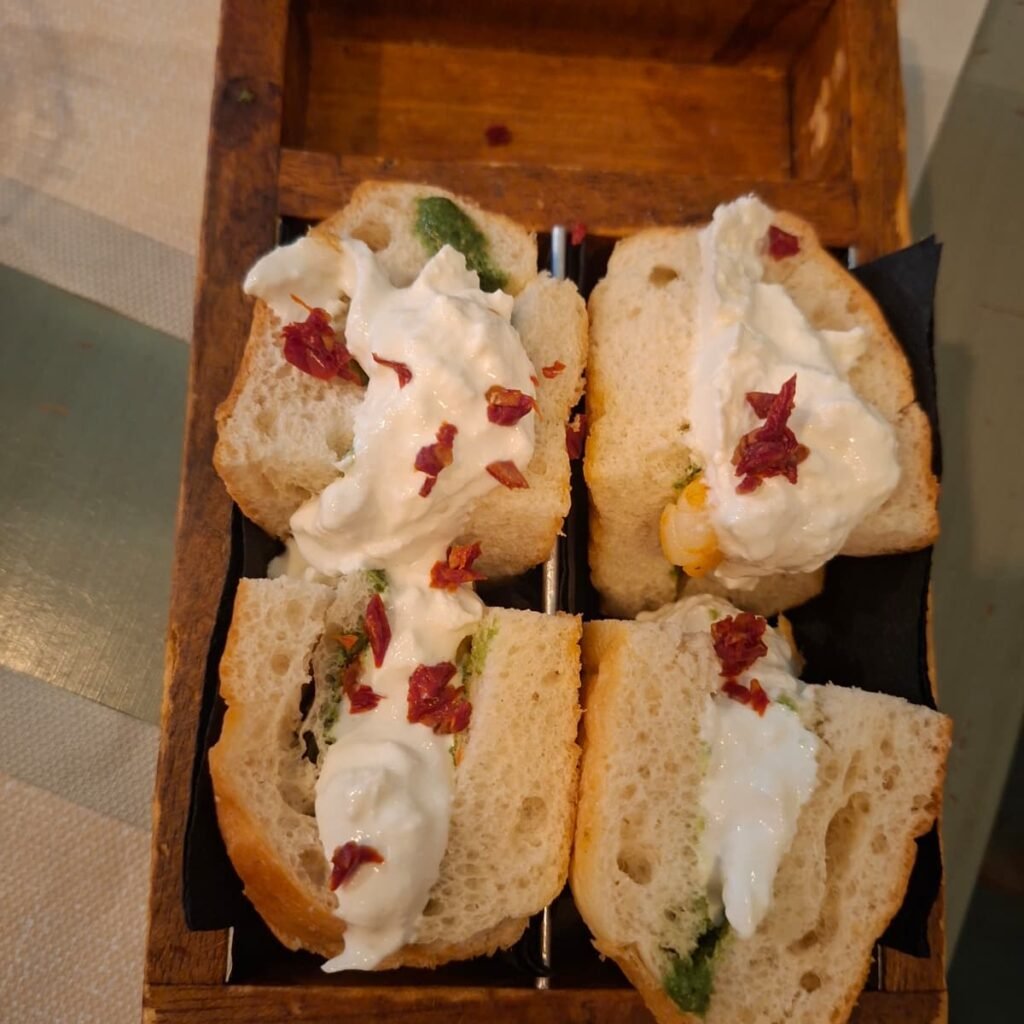 schiscia con gamberi stracciatella pesto e pomodorini secchi da El Pecà Milano