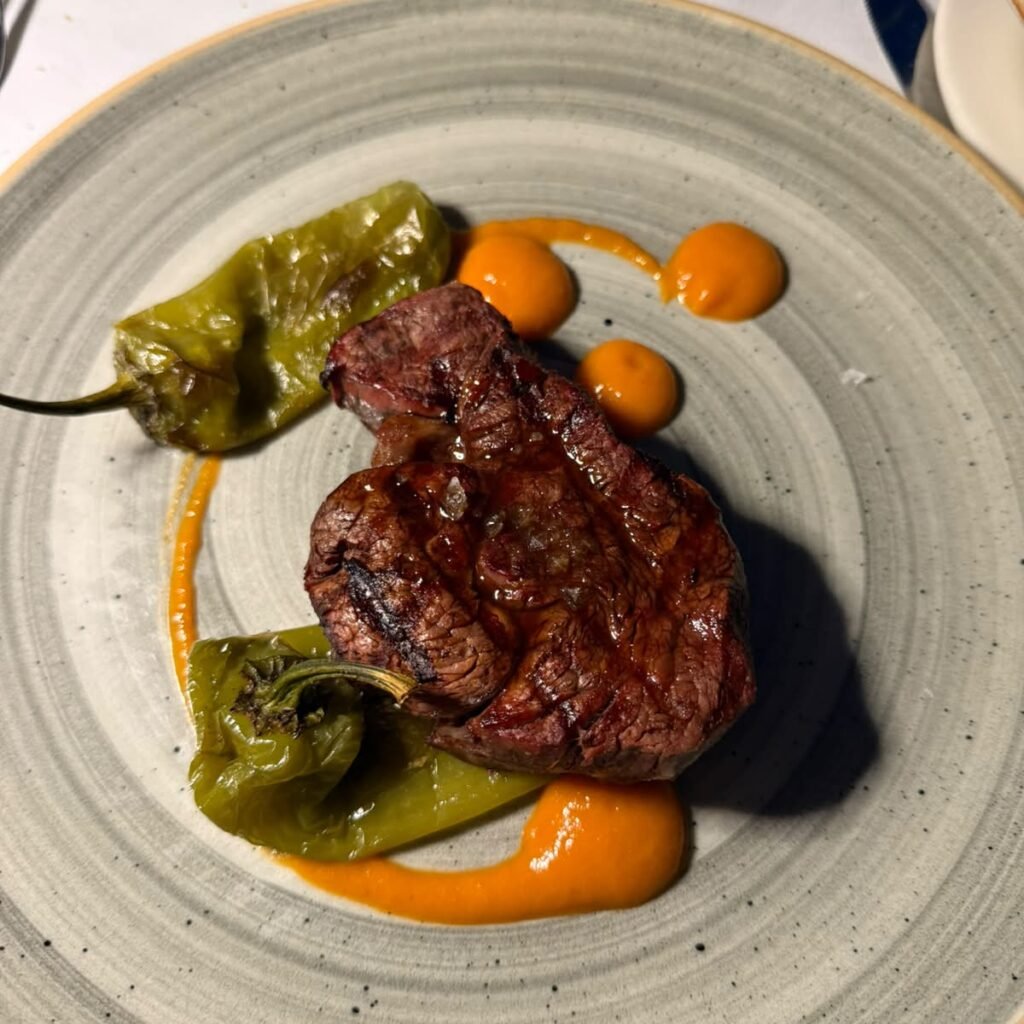 Controfiletto di manzo alla griglia con friggitelli e crema di zucca servito al Ristorante Momi